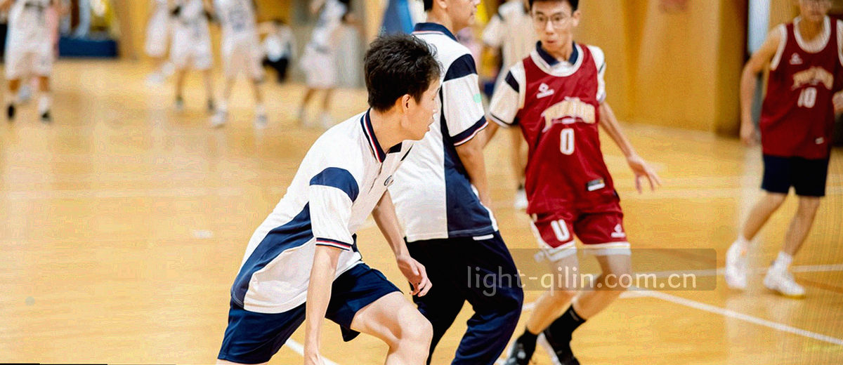 墨绿底色上麒麟鳞纹汇成一条斜向光带，末端渐变为鎏金