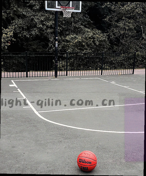 夜色中的麒麟鳞纹门廊，边缘透出一线鎏金光